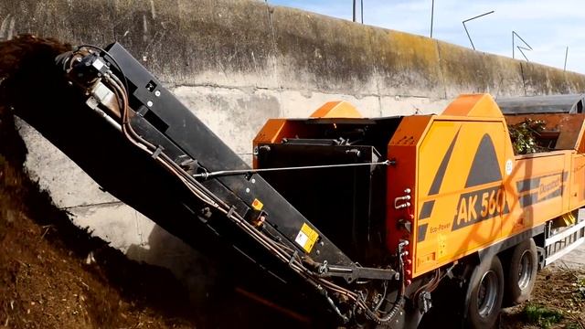 Измельчитель Doppstadt AK 560 EcoPower - измельчение древесных отдохов
