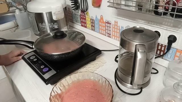 Уютный вечер. Готовим печëночные оладьи и убираемся на кухне. смотреть онлайн