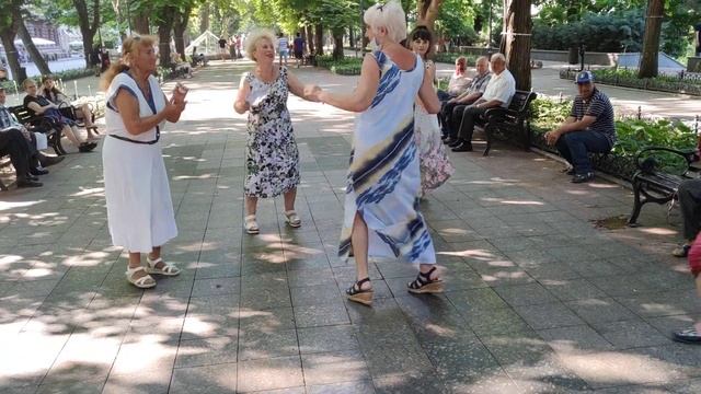 Танцы ??? Приморский Бульвар Одесса Июнь 2021 смотреть онлайн