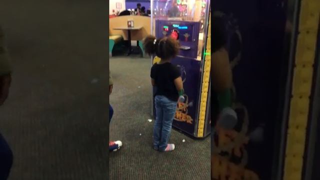 Chuckie Cheese is My Favorite Place To Play смотреть онлайн