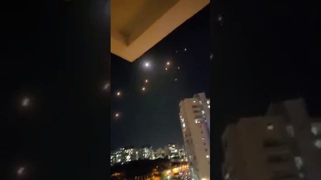 РАБОТАЕТ ЖЕЛЕЗНЫЙ КУПОЛ.ИЗРАИЛЬ.НОЧЬ. РАМЛЕ.МОЖНО УВИДЕТЬ ВО МНОГИХ ИЗРАИЛЬСКИХ ГОРОДАХ. смотреть онлайн