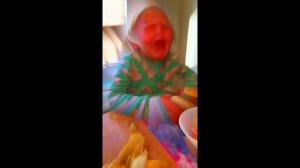 3 летняя девочка плачет из-за того что не может починить сломанный банан in awesome