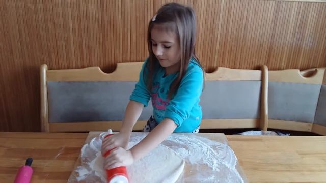 Печем пиццу. Раскатка теста. смотреть онлайн
