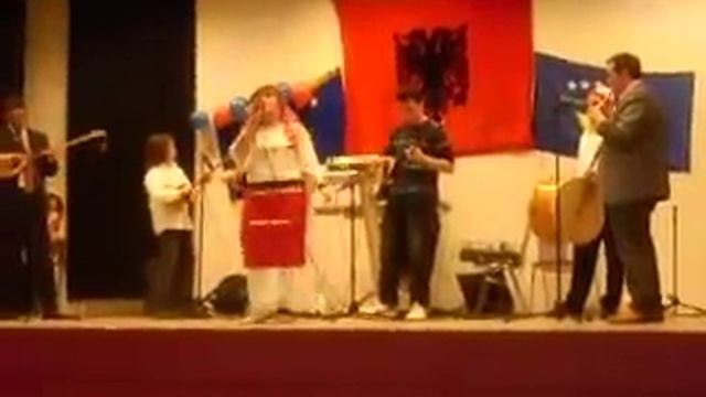 Egzona Ajeti me Kengen "Dej te molla e kuqe" Video Remi смотреть онлайн