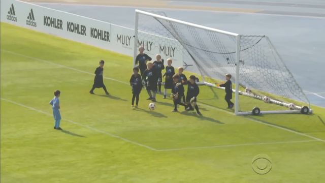Manchester United vs. James Corden & 100 Kids смотреть онлайн