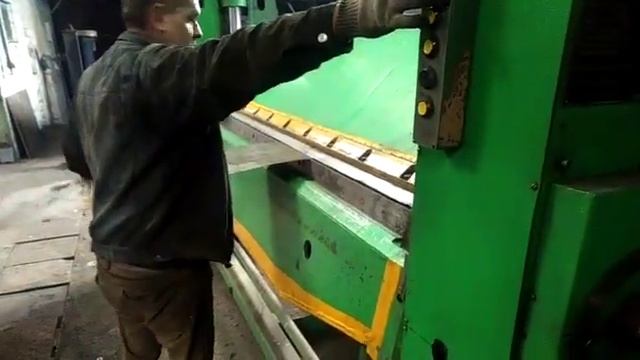 Видео работы. Листогибочная машина ИВ2144 смотреть онлайн