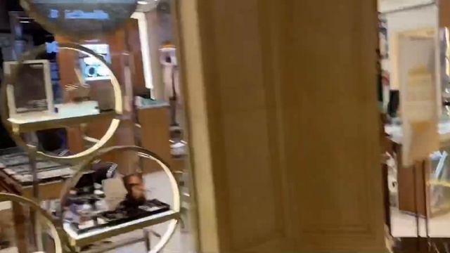 Жизнь в Макао. Прогулка по винишену Venetian hotel in Macau смотреть онлайн