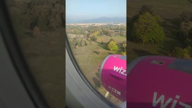 Посадка в аэропорту Бергамо(Италия)/Landing at Bergamo Airport (Italy)(18,10,2021) смотреть онлайн