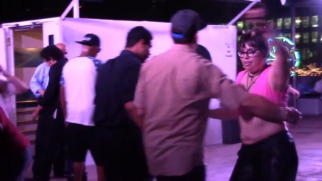 Тур по Нью-Йорку на корабле. Танцы самба и румба США Америка смотреть онлайн