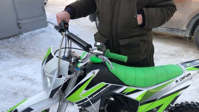 Запускаем и гоняем на Питбайке по снегу зимой смотреть онлайн