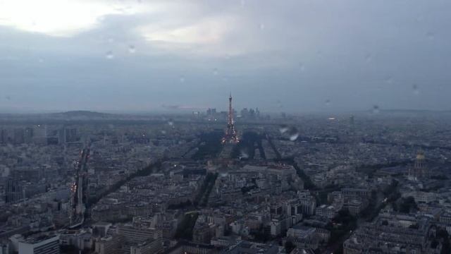 Эйфелева башня светится вечером смотреть онлайн