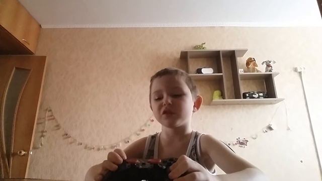 Саша показывает геймпад