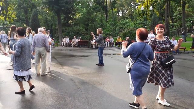 В КИЄВІ ГАРНІ МОЛОДИЦІ!???/ВЕСЁЛЫЕ ТАНЦЫ В ПАРКЕ ГОРЬКОГО ХАРЬКОВ ИЮНЬ 2021 смотреть онлайн