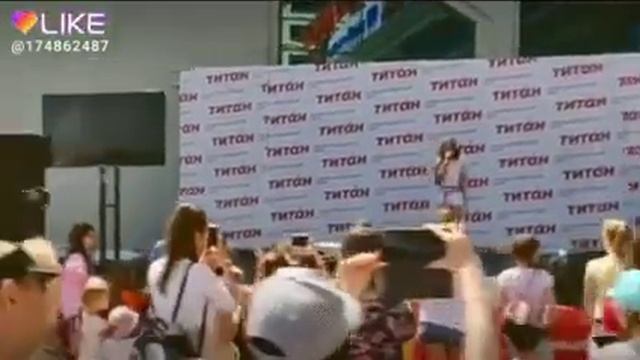Это Ксения Левчик на сцене поёт песню молния смотреть онлайн