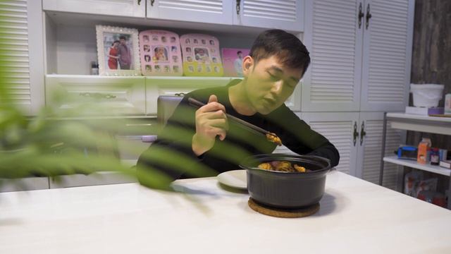 【饭老弟】开饭了！2只猪脚+1斤鲍鱼，配上米饭绝了！汤汁才是精华，味道简直爆赞！ смотреть онлайн