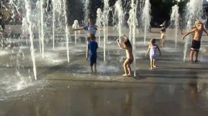 Дети купаются в фонтане. Видео зарисовка. Новороссийск.