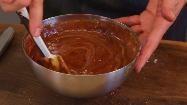 РЕЦЕПТ ШОКОЛАДНОГО БРАУНИ С СОЛЕНОЙ КАРАМЕЛЬЮ. смотреть онлайн