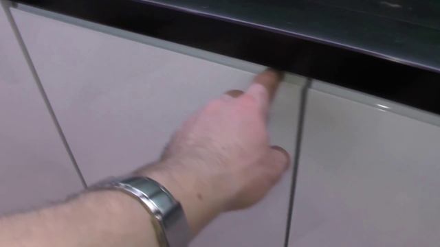 Кухня студия белый глянец в однокомнатную квартиру. Столешница из камня. Фурнитура Blum. смотреть онлайн