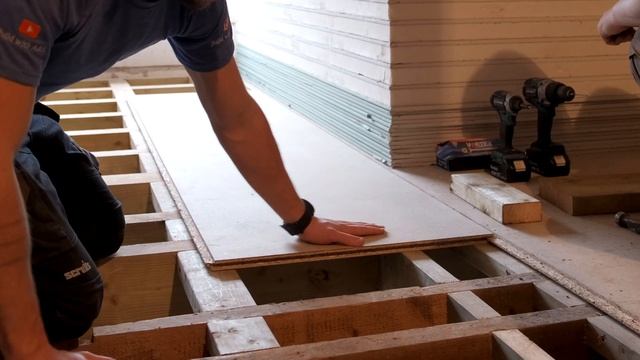 HOW TO LAY CHIPBOARD FLOORING | Build with A&E смотреть онлайн