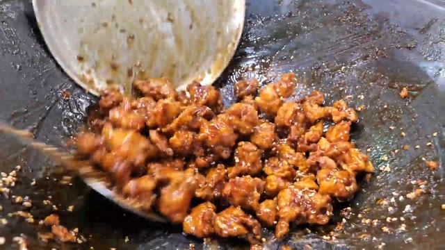 전국 최고 흑마늘 닭강정 ! 3대째 40년 ! 가마솥에 튀겨지는 바삭한 통닭, 닭강정 | Korean Fried Chicken, Dakgangjung | Korean food смотреть онлайн