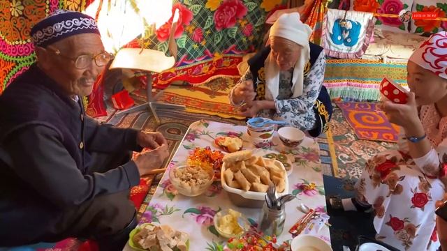 ЖИЗНЬ КОЧЕВЫХ КАЗАХОВ в МОНГОЛИИ! Как сушат МЯСО? Дети КОЧЕВНИКОВ! Кумыз, Кавурдак! Обед В ЮРТЕ! смотреть онлайн