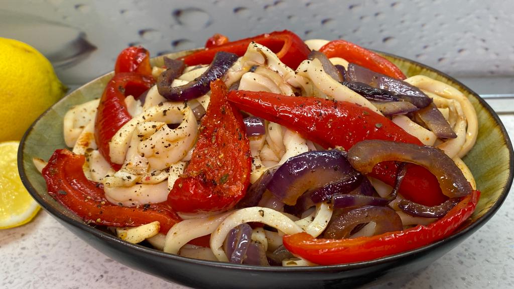 Вкусный салат с кальмарами и запечённым перцем. смотреть онлайн