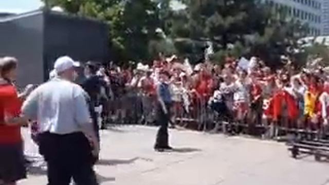 Jiri Hudler works the fans смотреть онлайн