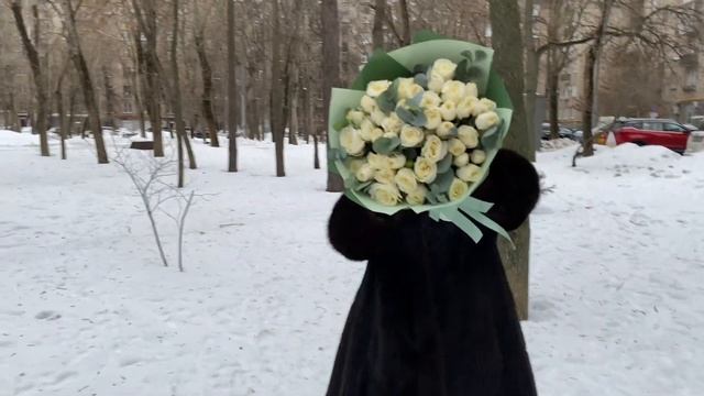 15 пионовидных роз Сноу Бабл с эвкалиптом смотреть онлайн