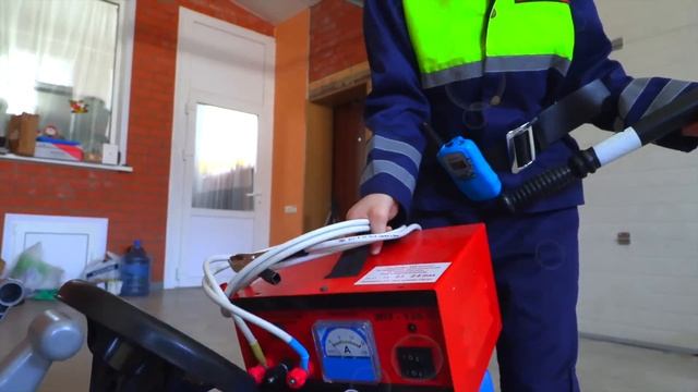 Малыш как полицейский ловит воришку на синем тракторе. Большой сборник для детей смотреть онлайн