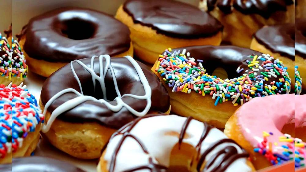 Пекарь готовит пончики, донатсы 🍩 выпечка во фритюре смотреть онлайн