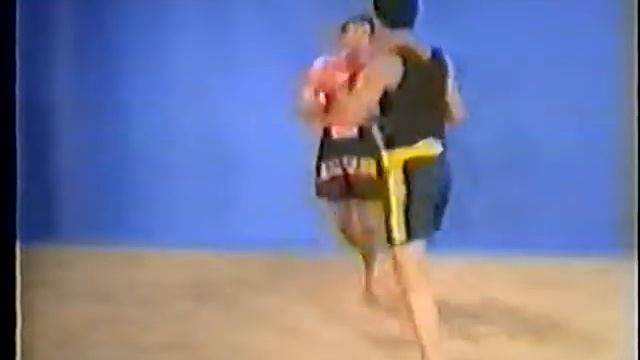 Уроки тайского бокса дает 5 кратный чемпион мира по кличке Золотая нога Падбэд Ной Воравуд Таиланд смотреть онлайн