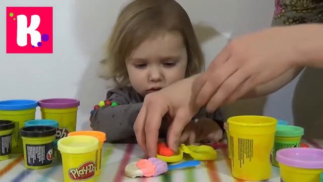 Катя открывает киндеры и играет с растущими динозаврами. смотреть онлайн