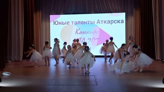 Дебют на сцене нашей доченьки Анечки!!! Танец " Там высоко над землёй "??? смотреть онлайн