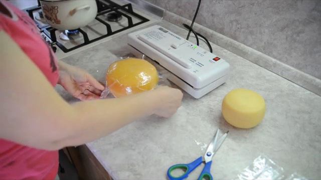 Упаковка сыра в термоусадочный пакет