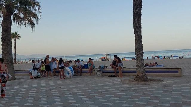 Набережная Аликанте, много людей, теплое море смотреть онлайн