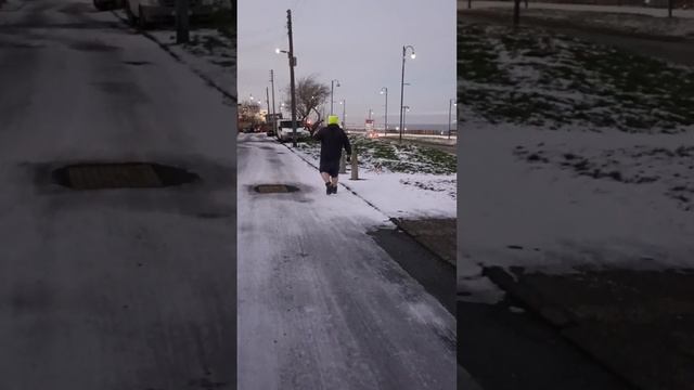 Зимой в шортах?! В Англии это нормально! #shortsvideo смотреть онлайн