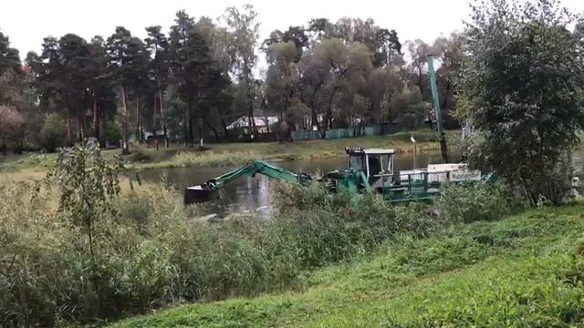 Ведутся работы по очистке Быковского пруда 21.09.2021г. смотреть онлайн