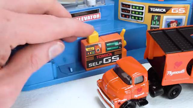 Learn Colors with Hot Wheels cars and motorized Tomica Parking Deck! смотреть онлайн