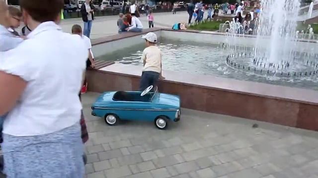 Максимка катается у фонтана смотреть онлайн