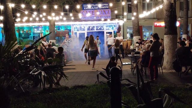 Адлер. Мужик отжигает в кафе!! смотреть онлайн