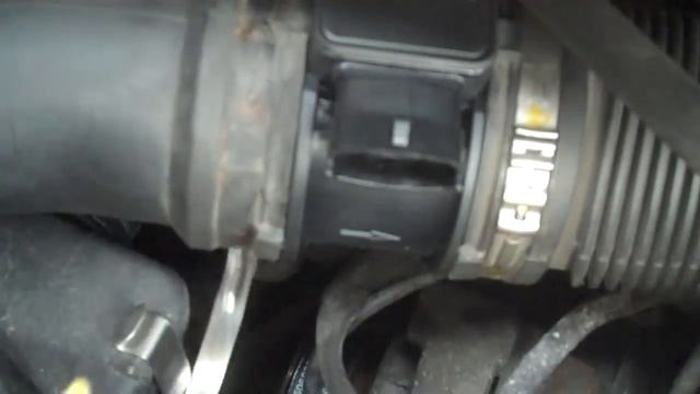 CHANGING THE AIR FLOW METER ON A VAUXHALL смотреть онлайн