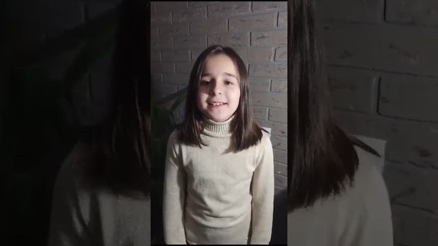 Дунаева Милена читает стихотворение «С праздником сегодня маму поздравляю»