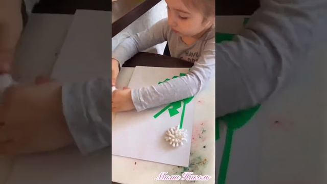 Николь делает поделку на конкурс «золотой луг» в детский садик смотреть онлайн