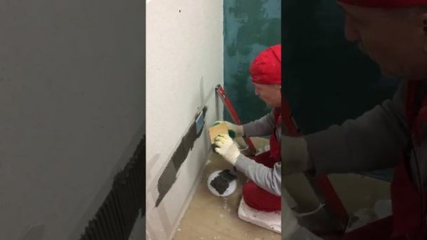 Нанесение клея для плитки Litokol К77