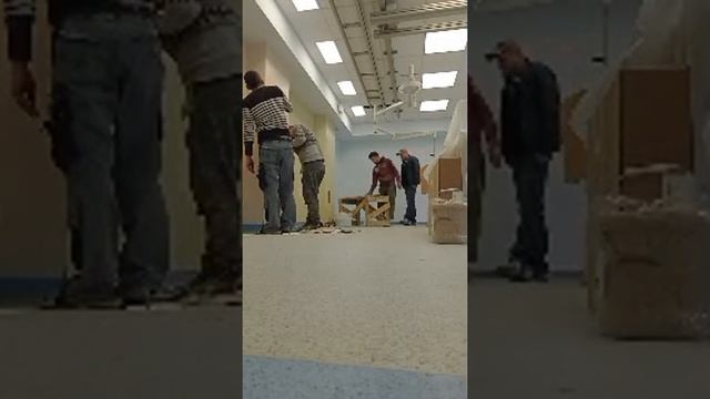 Клеем Линолеум На Стену. смотреть онлайн