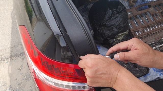 Mercedes-Benz E-Класс Седан E 300 как снять задний фонарь. MB E-Class Sedan E 300 tail light remova смотреть онлайн
