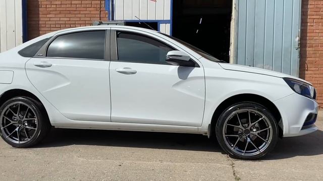 Установка 18 колес на Lada Vesta седан в белом цвете. Как вид?