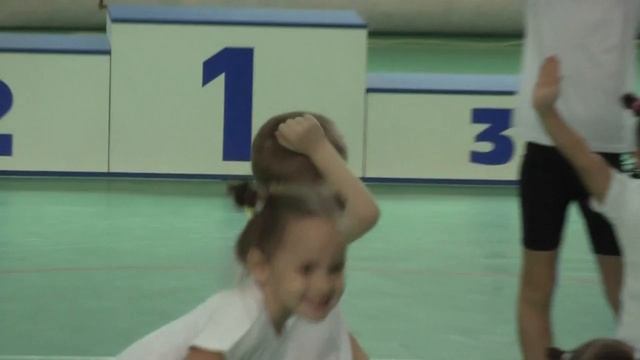 Показательное выступление маленьких акробатов смотреть онлайн