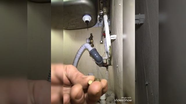 Лопнул шланг гибкой подводки на смеситель,а входной кран не работает.? смотреть онлайн