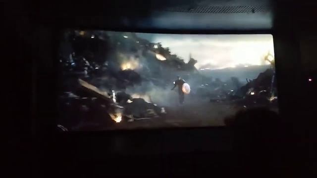 Капитан Америка берет молот Тора - РЕАКЦИЯ ЗАЛА Мстители: Финал